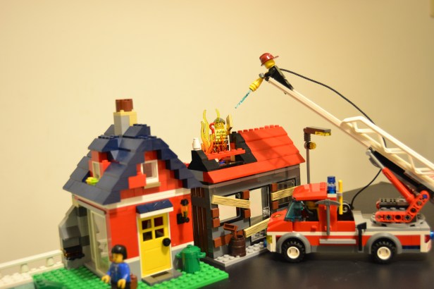 De repente, tudo fica em sobressalto. Há um incêndio a por em perigo a vida de um cidadão!